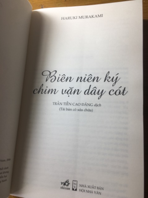 Sách giao nhanh, shipper dễ thương. Sách ko bị móp méo gì cả mặc dù ko được bọc chống sốc😓 sách này mình mua thứ nhất vì mình đọc xong cuốn Kafka bên bờ biển thấy rất thích nên quyết định mua cuốn này, thứ hai là vì nó dày( mình thích đọc mấy cuốn sachd dày, đọc như đắm chìm trong câu chuyện í) Mong shop lần sau bọc sách nên có lớp chống sốc bên ngoài để bảo đảm trong quá trình vận chuyển nhé! Chúc shop mua may bán đắt ạ!