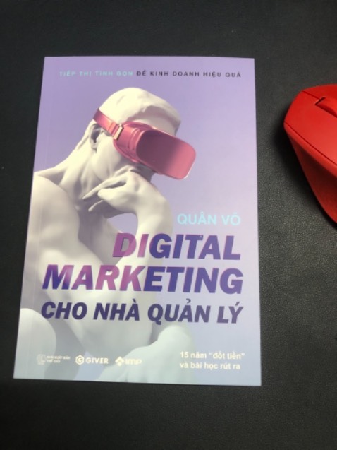 Nói thật là mình cũng đang khởi nghiệp, đang quản lý một team 4 bạn làm Marketing, vừa làm vừa học. Nhiều lúc những quyết định làm tiêu tốn nhiều nguồn lực mà k cho ra kết quả tốt, cũng nản thật sự. Bữa mua cuốn sách này cũng chỉ hy vọng tìm được một giải pháp gì đó. Nhưng cái mình nhận được nhiều hơn cả vậy. Cuốn sách giúp mình định hướng lại những gì mình đang làm và sẽ làm. Cũng như có những ưu tiên tốt hơn chứ không phải cái gì cũng làm hết. Tầm mấy ngày gần đây. Thấy tiến độ công việc có vẻ ổn hơn và đi theo chiều hướng tích cực hơn. Kinh nghiệm thực chiến của anh Phong phải công nhận là xịn, và mình có thể áp dụng triệt để (cũng tuỳ tình huống cụ thể, chứ mình không bê nguyên xi). Năm nay cũng gọi là cách mạng 4.0 5.0 rồi, dù hơi có tuổi xíu nhưng cũng phải học thêm về digital cho biết. Mà quản lý tụi nhỏ. Mình thấy cuốn sách này đáng mua và trải nghiệm. Biết đâu được năm nay hay chậm hơn là năm sau đạt được mục tiêu doanh số 10 tỷ đầu tiên.