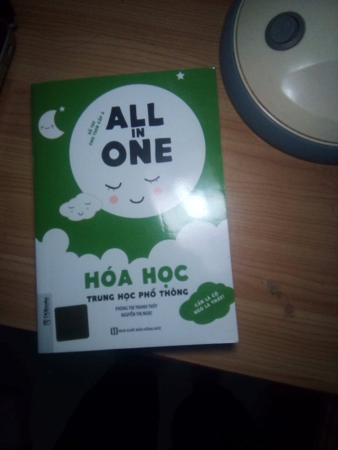 Mk ms lớp 10 nên ko biết review mấy lớp khác thế nào, nhưng mà mn mua nên chú ý là sách ko phân loại lớp theo màu (như hình dưới)