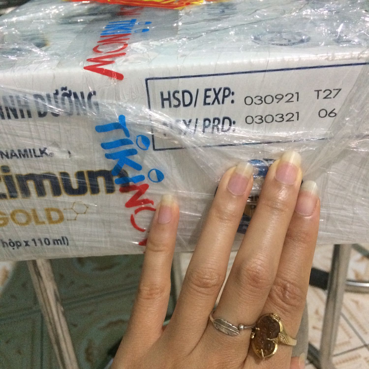 Sữa được vận chuyển giao nhanh nên khá ổn , thùng nguyên vẹn chắc chắn , sản phẩm chính hãng . Điểm trừ là sản phẩm có hạn sử dụng date không mới lắm 3/3/2021 đến 3/9/2021 nhưng vẫn ổn áp ! Sữa được vận chuyển giao nhanh nên khá ổn , thùng nguyên vẹn chắc chắn , sản phẩm chính hãng . Điểm trừ là sản phẩm có hạn sử dụng date không mới lắm 3/3/2021 đến 3/9/2021 nhưng vẫn ổn áp !