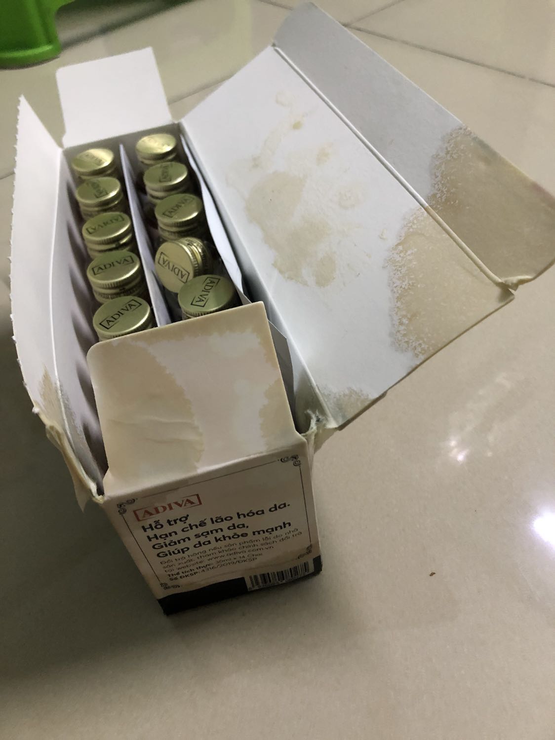 Bể mất 1 chai rồi. có lẽ cái hộp ngoài quá lớn so với hộp sp và chèn ko chắc. Mình Nghĩ Tiki/nhà sx sp nên thay đổi hộp, cách đóng gói.