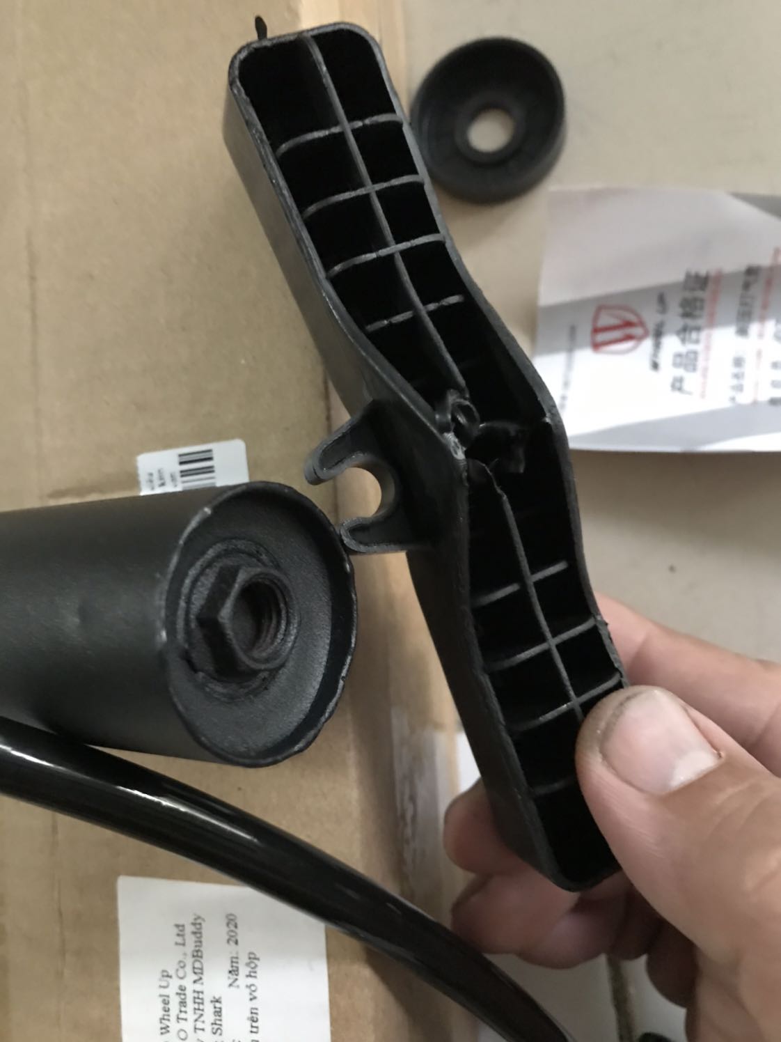 Sản phẩm bị lỗi, mất bộ phận nối tay cầm vào ống bơm. Đã gửi ý kiến qua *** cho Tiki, nhận được phản hồi là đang kiểm tra và cho khách hàng số đt của nhà cung cấp, nhưng gọi nhà cung cấp không được, tới nay 10 ngày vẫn không thấy ai gọi hỏi thăm. Nay rảnh tự chế lại để xài cho rồi.