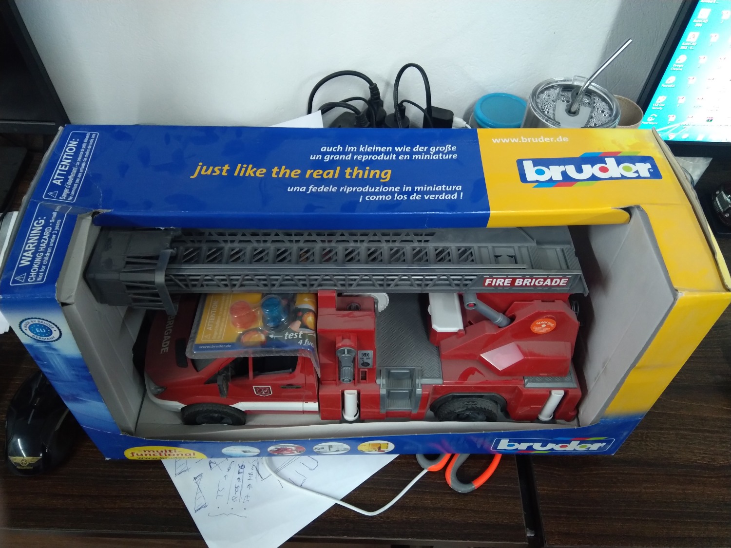 - Mua hàng ở Tiki một số lần thấy điểm mạnh của Tiki là khâu đóng gói, tuy nhiên lần này thì rất thất vọng, đóng gói rất cẩu thả làm móp méo hộp sản phẩm.
- Sản phẩm quá nhiều bụi bẩn, thế này mà mang đi tặng thì mang tiếng quá.
- Hàng đúng như hình, đúng chất Bruder.
Đề nghị Tiki cho đổi sản phẩm khác chứ bẩn thế này mang đi tặng mang tiếng lắm. Không lẽ tháo tung ra lau thì mất thời gian quá.