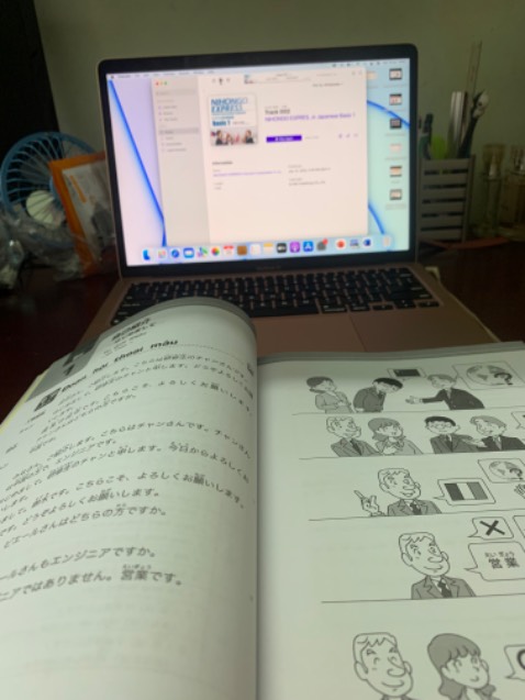 Rất thích hợp để trình độ N4,N5 luyện nghe nói với tình huống khá thực tế. 
Nếu có thể phát triển thêm chức năng đánh giá giọng nói của người học để người tự học rèn luyện bắt chước cho thật giống bản xứ thì không gì bằng.