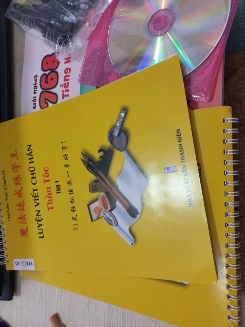 Cuốn luyện viết chũ khá dày, hàng đóng gói k có bao chống sốc nên bị nhăn góc, bộ ngòi bút nhiều, sách giải nghĩa từ vựng trình bày dễ hiểu. Nhìn chung tạm ổn, nên mua để luyện chữ viết đẹp hơn