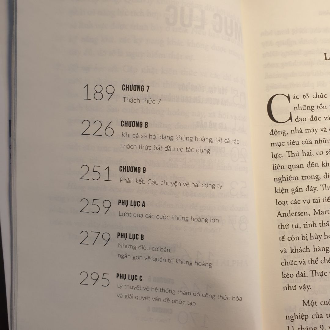 Sách của tác giả viết đã lâu được nhà xuất bản tái bản lại, chủ yếu nói về cuộc khủng hoảng 11.9 và nước Mỹ. Ít phần có thể ứng dụng trong ứng xửđại dịch Covid ngày nay với những vấn đề an ninh phi truyền thống. Tác giả chủ yếu phân tích những công ty tập đoàn lớn về việc so sánh trong sự chuẩn bị ứng phó với khủng hoảng. Mỗi chương tác giả đưa gia những Luận Cứ để cho người đọc tổng kết lại kiến thức và ghi nhớ những phần quan trọng. Tác giả đưa ra 7 bài học thiết yếu là: Cảm nhận đúng, Tư duy đúng, Kỹ năng xã hội và chính trị phù hợp, Kỹ thuật đúng, tích hợp đúng và Chuyển giao đúng.