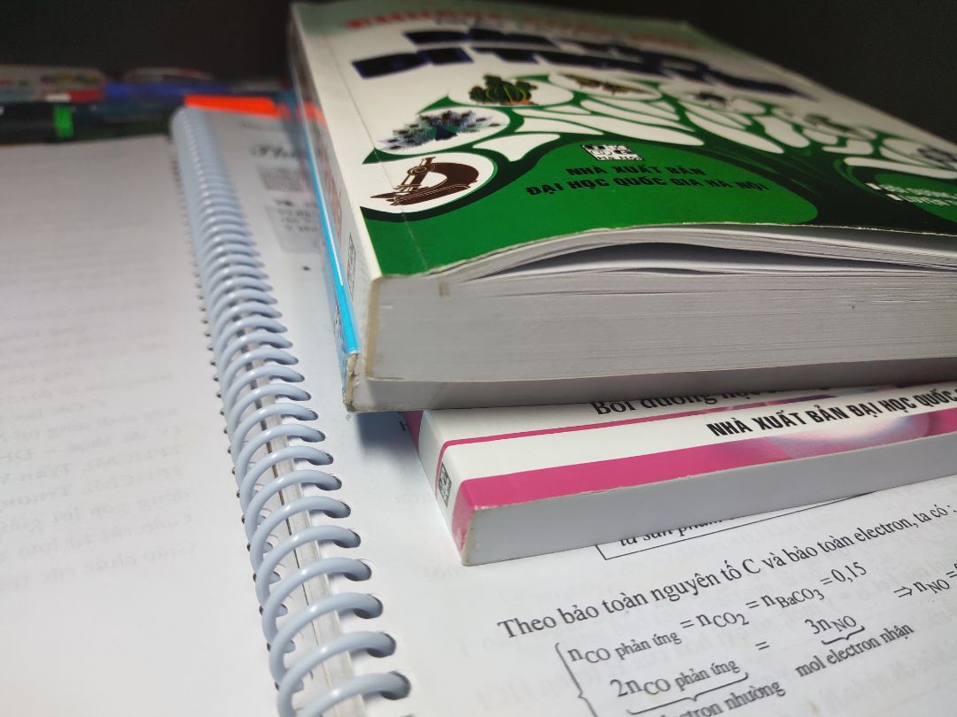 Rất thất vọng về sách, nhìn sách như hàng tồn kho hay sách cũ để lâu đem ra bán vậy. Đáy sách dính dơ, bìa thì nhăn nhúm, tróc bìa hết. Nd sách thì oke. Nói chung khá thất vọng về sách...