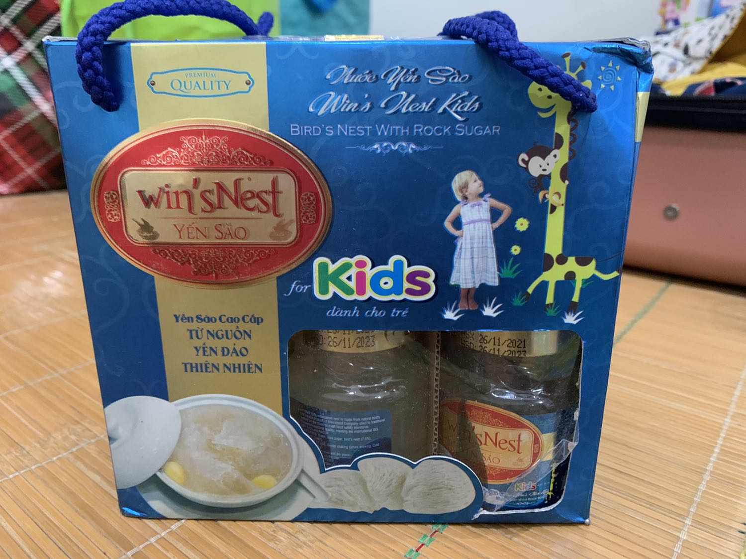 Không chấp nhận được . Nhận hàng thất vọng, hộp méo mó, bị bung, tem mác mỗi nơi 1 cái, thất vọng, cũng chỉ mua 1 lần .mọi ng nên tránh shop này ra !