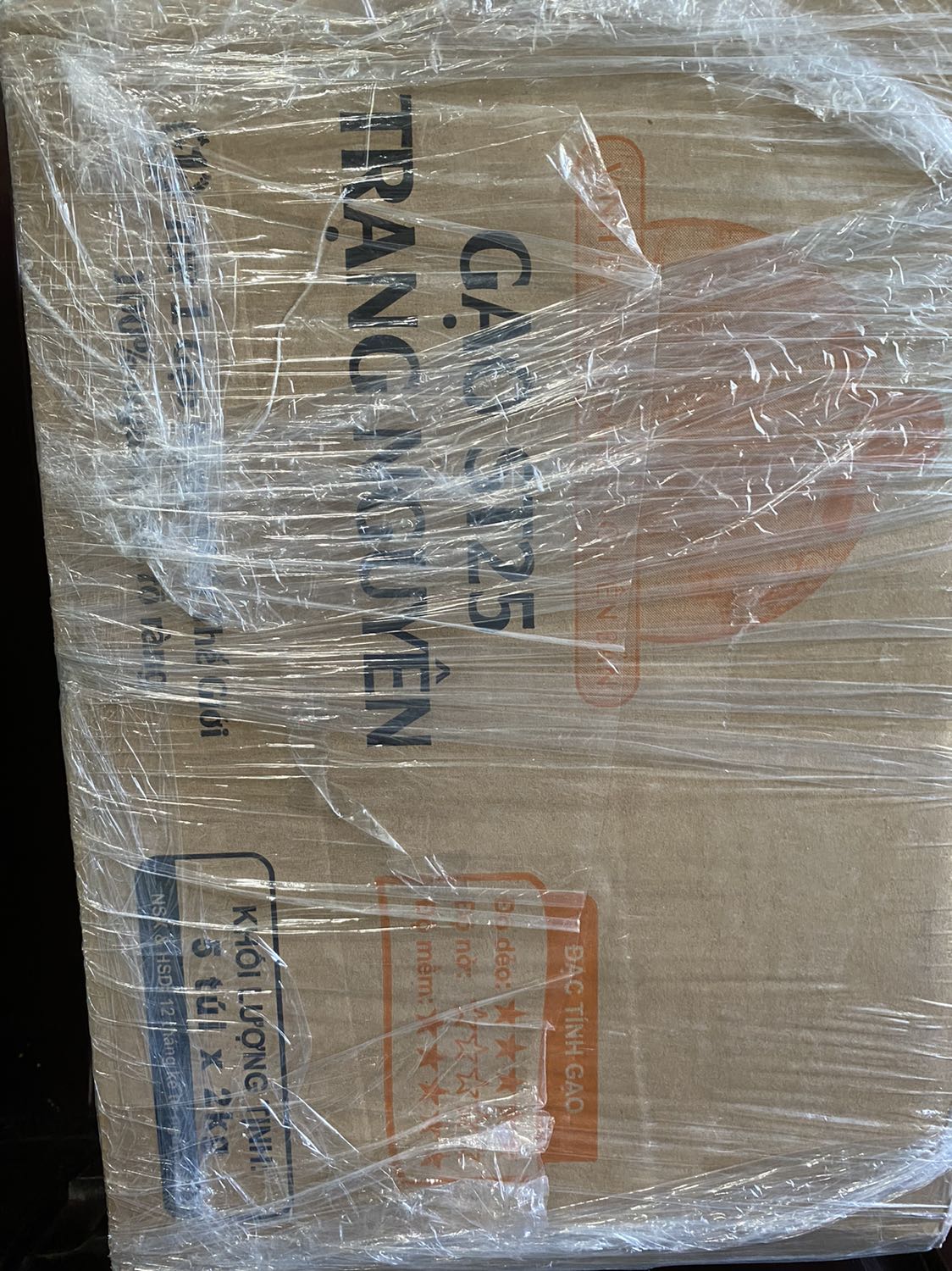 Gạo ngon, cơm dẻo, mềm. Tuy nhiên lúc còn là hạt gạo thì thơm hơn so với khi nấu thành cơm.
Tiki đóng gói cẩn thận, rất cẩn thận, hết sức cẩn thận. :) Hài lòng với Tiki lắm ạ.