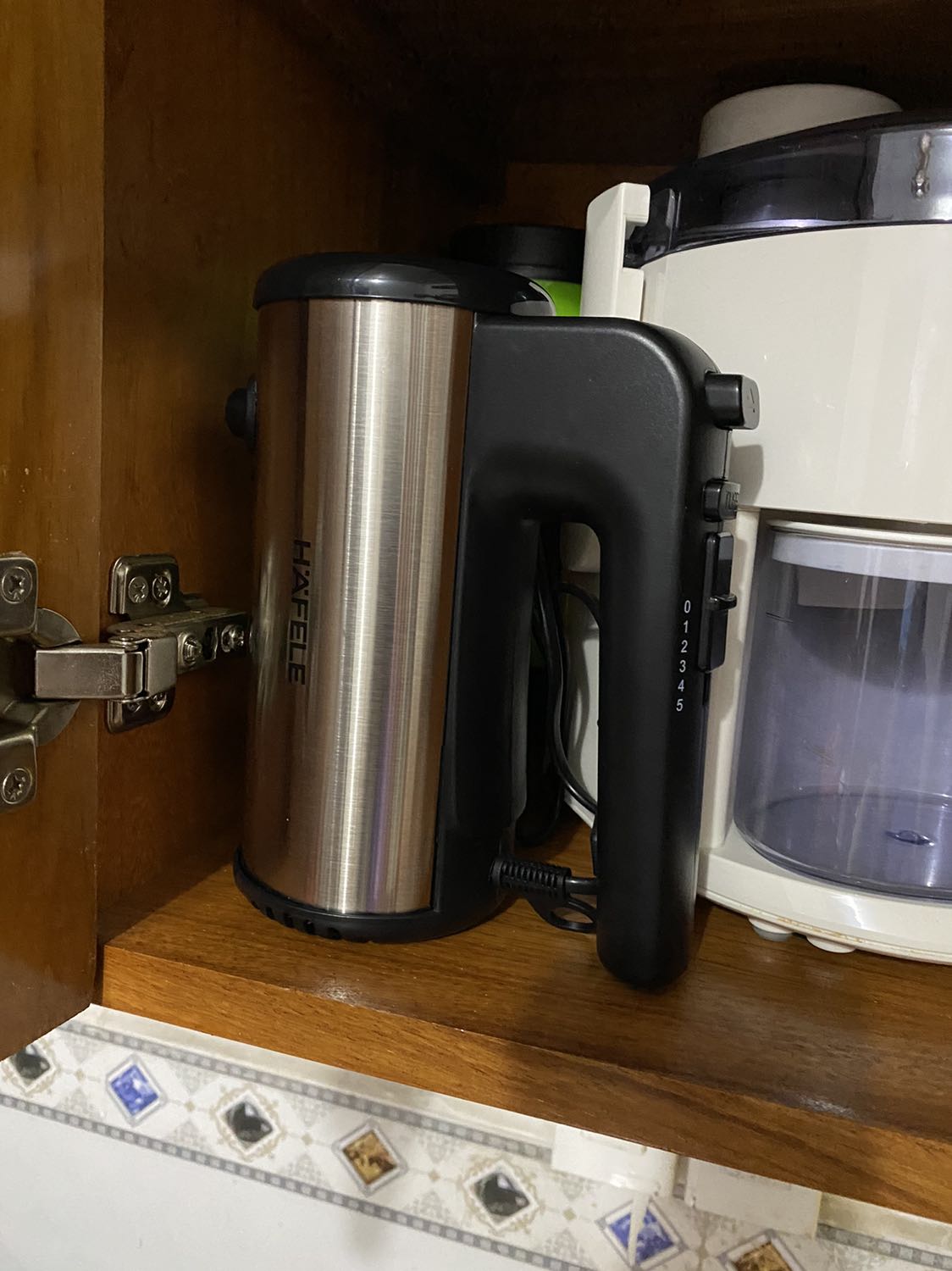 Máy nhỏ gọn, chắc chắn (cầm nặng tay), đánh trứng và nhào bột tốt, mẫu mã đẹp! Duy chỉ có dây điện hơi gần tay cầm, tuy nhiên nhìn chung vẫn rất tốt! Đúng hàng của Đức chất lượng (cùng hiệu máy vắt cam nhà mình)!