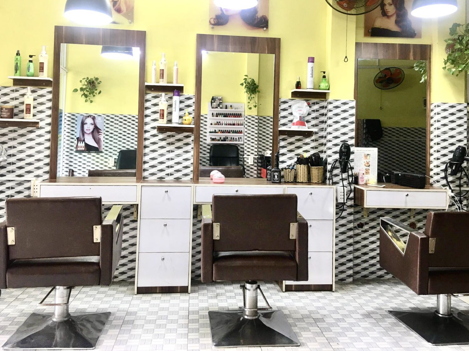 Sách rất dày dặn chắc tay mua tại fahasa thì hoàn toàn yên tâm về bản quyền sẽ cần thời gian để nghiền ngẫm về nội dung