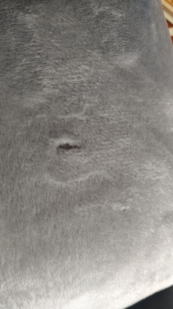 Đóng gói cẩn thận, giao hàng nhanh, chất lượng vỏ bọc nhung hoàn thiện quá kém, đường may cảm giác kô chắc chắn. Khi nhận hàng, 1 ghế bị thủng 1 vết nhỏ nên không ưng lắm. Điểm cộng là mút đệm dày. Mới dùng nên chưa biết độ bền khung thế nào.