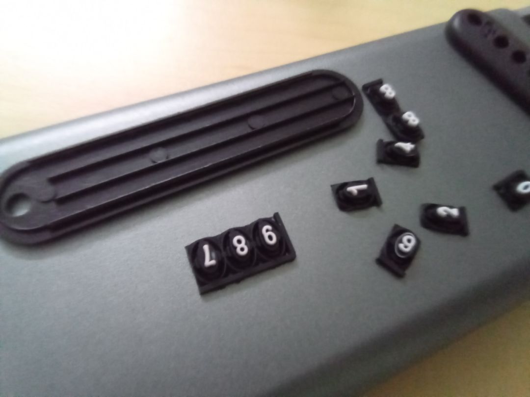 ngồi lọ mọ ghép ghép :)). tiện. mua độ chục bộ về gắn tất cả các bộ chìa khoá, móc luôn vào balo con bé con