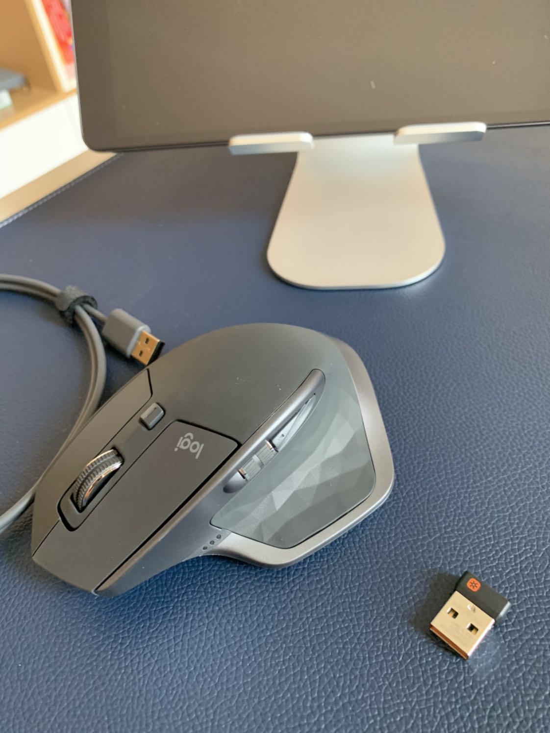 Đóng gói cẩn thận, giao hàng nhanh cấp kỳ, chất lượng chuẩn hàng chính hãng, giá tốt. Dùng thử sau 3 ngày thì thấy kết nối tốt, dùng rất tiện khi mình xài cùng lúc với Macbook Air, Ipad và Iphone, chỉ cần thao tác đơn giản với nút chuyển. Điểm trừ là hơi to và nút cuộn chưa thực sự đã lắm.