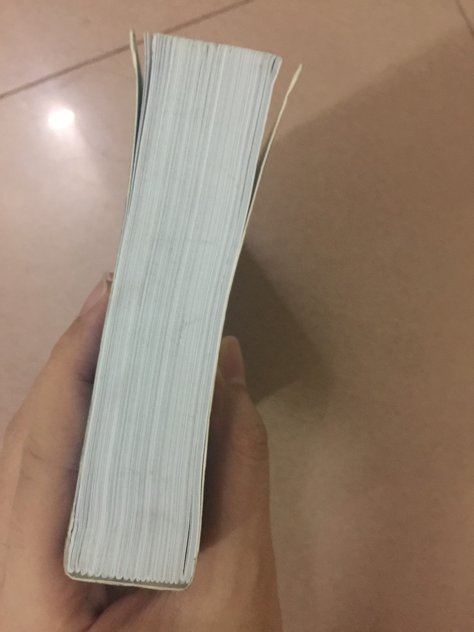 Mình nhận được cuốn sách mà như là qua tay mấy người đọc rồi, hàng cũ quá trời. Góc sách thì quăn, sách như là bị lật ra đọc rồi vậy!! :((((((((((((((((((((((. Bực mình lắm luôn ý.