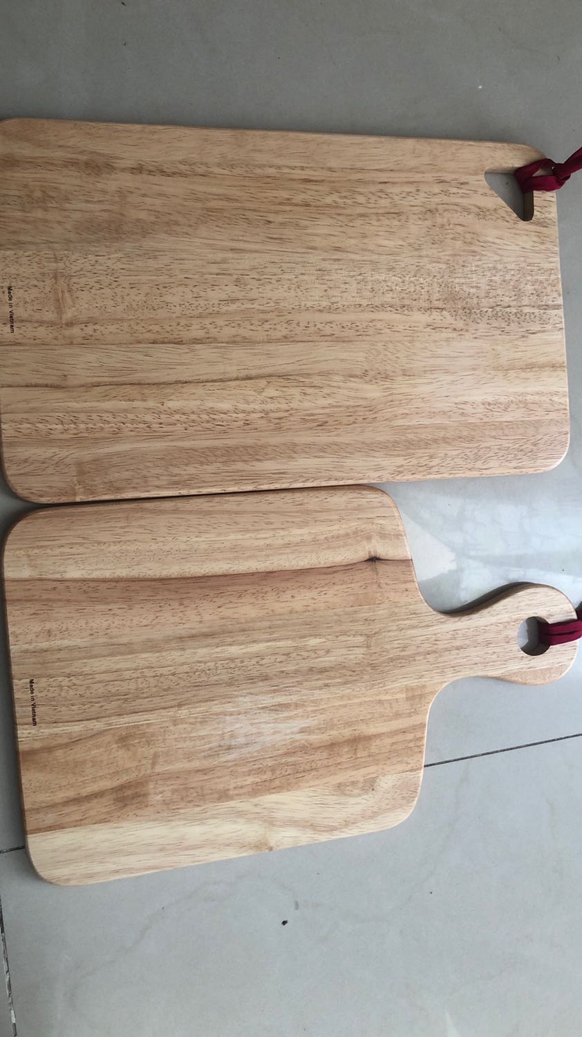 Mặt thớt láng, độ dày vừa phải, không quá nặng, có chỗ khoét để thắt dây treo lên tường cho khô. Thớt nhỏ dùng cắt trái cây hoặc đồ chín là vừa, thớt lớn có thể cắt nhiều loại. Giao hàng nhanh, đóng gói tốt.