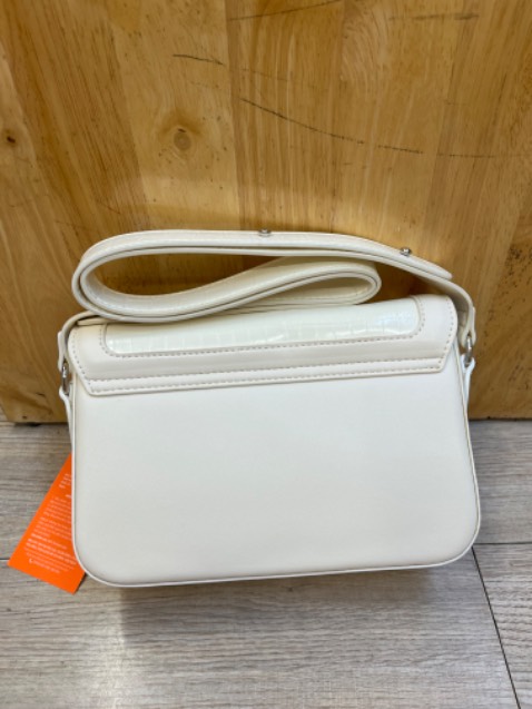 Túi sang trọng mang đi tiệc hợp lí hết sức luôn màu trắng nhìn đẹp form rất chuẩn mãi ủng hộ shop🥰