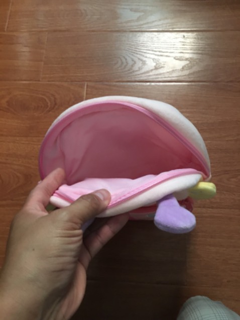 Balo  làm bằng vải nỉ nên rất mềm, có 2 ngăn rộng , quai đeo chắc chắn, có thể điều chỉnh độ dài, khoá kéo êm, không kẹt