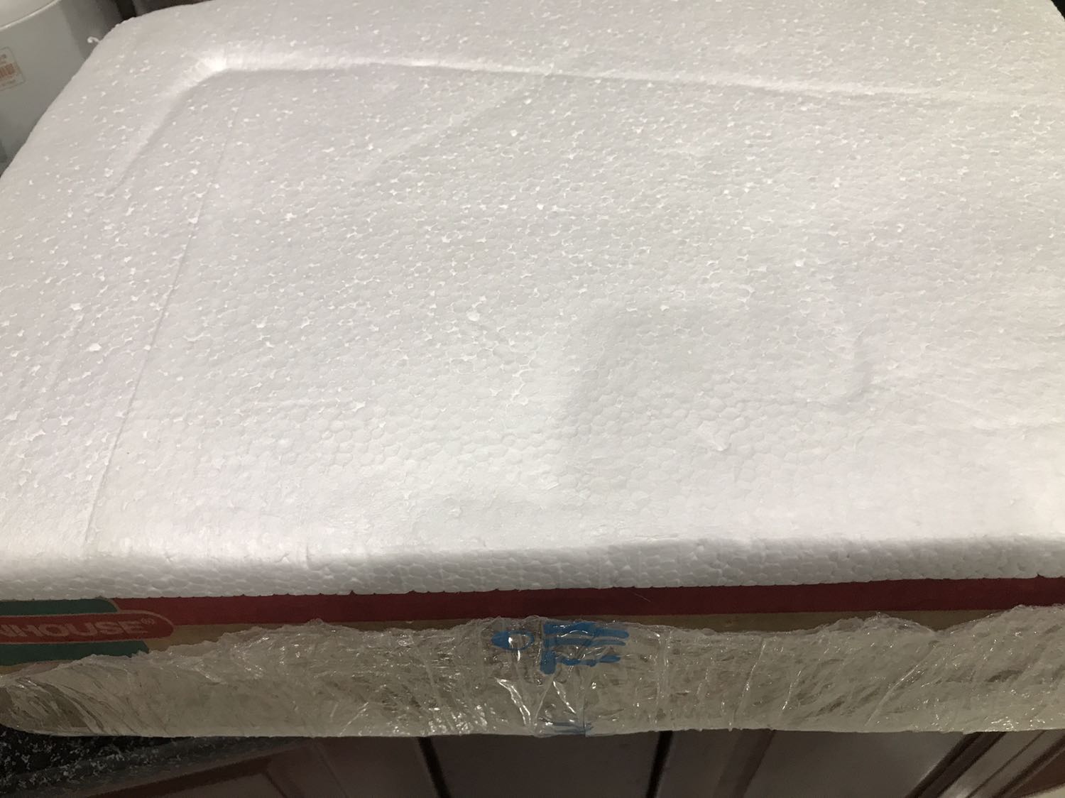 Mình mới nhận hàng xong, đóng gói cẩn thận. Mẫu mã giống trong hình nhưng màu hơi khc(đỏ đậm với đỏ nhạt). Góc bếp bị bong tróc.