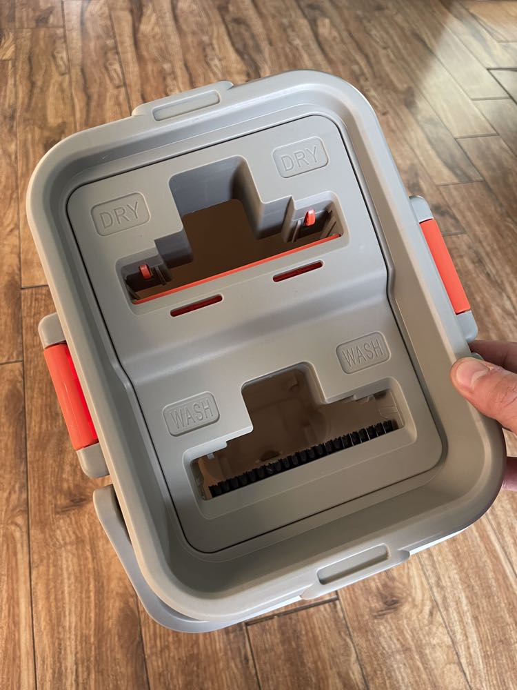 Lau nhà siêu nhanh siêu sạch đây phải nói là chân ái của mình sau khi mua rất nhiều loại thùng lau nhà khác nhau. Cây lau cao nè bông lau rộng xoay 360. Nói chung ưng cái bụng lắm