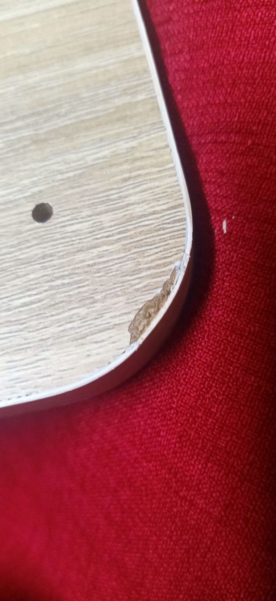 Nhận được bàn mới biết phải tự lắp ráp chân bàn, bàn bị mẻ 2 chỗ, chờ 11 ngày mới nhận được hàng, Tiki nên thay đổi đơn vị vận chuyển khác thay cho J&T để đảm bảo chất lượng hàng hóa khi vận chuyển và thời gian giao hàng, chưa thấy chỗ nào giao hàng lâu như vậy luôn á