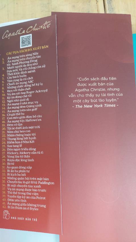 Ngay từ tác phẩm đầu tiên này, Agatha Chistie  đã định hình phong cách viết trinh thám cổ điển của bà, cốt truyện xúc tích ngắn gọn, bối cảnh với không quá nhiều nhân vật, phương pháp điều tra hoàn toàn thiên về lập luận đặc biệt luôn chứa đựng những bất ngờ khó lường.  Bã cũng đã sáng tạo ra nhận vật thám tử Hercule Poirot hết sức độc đáo, với tác phong vừa ngăn nắp trât tự, kỷ luật nhưng cũng không thiếu đi sự thông minh, hài hước.    
Một tác phẩm đầu tay xuất sắc.