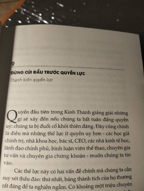 Nội dung sách mới đầu đọc khá hay, trừ những đoạn những luận điểm nói về Chúa, cảm giác tác giả này luôn phản biện là Chúa không có thật, mọi sự đều là sự ngẫu nhiên, không có tác động nào của Chúa cả, đọc là thấy thành kiến của tác giả khi luôn lấy những ví dụ liên quan đến đạo này và Chúa để làm ví dụ cho những tư duy sai. Đọc nó bị bực ấy, người có đức tin về Chúa k nên đọc cuốn sách này nhé.