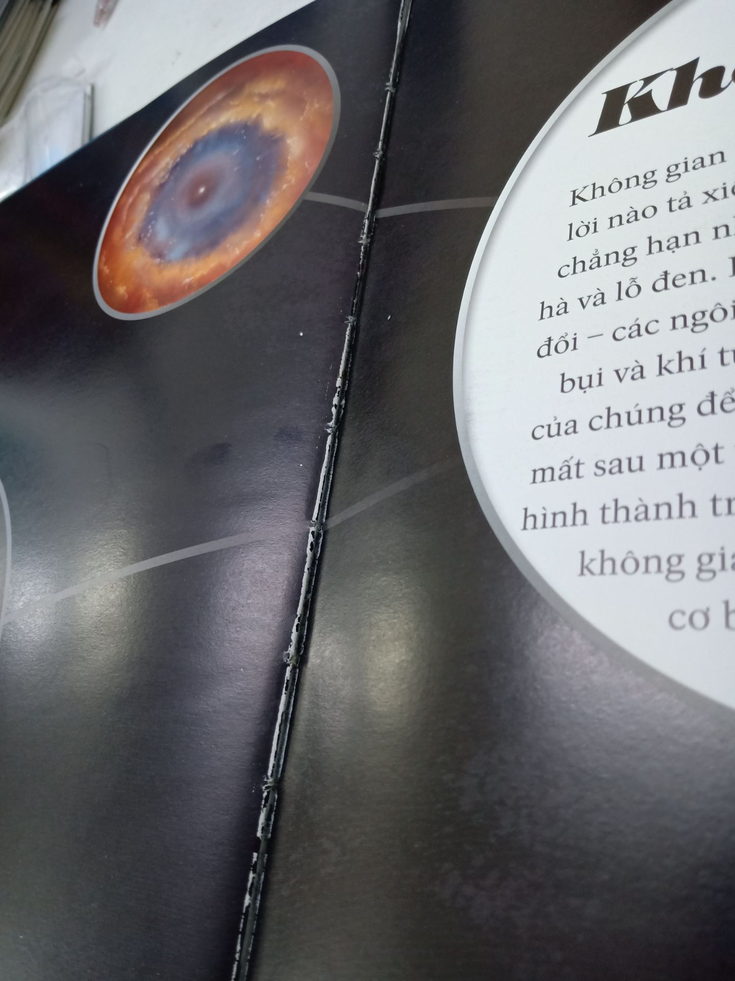 sách bị móp, dễ rách giấy ở gốc trang, sai nội dung Hệ mặt trời, còn lại ổn, màu sắc đẹp.