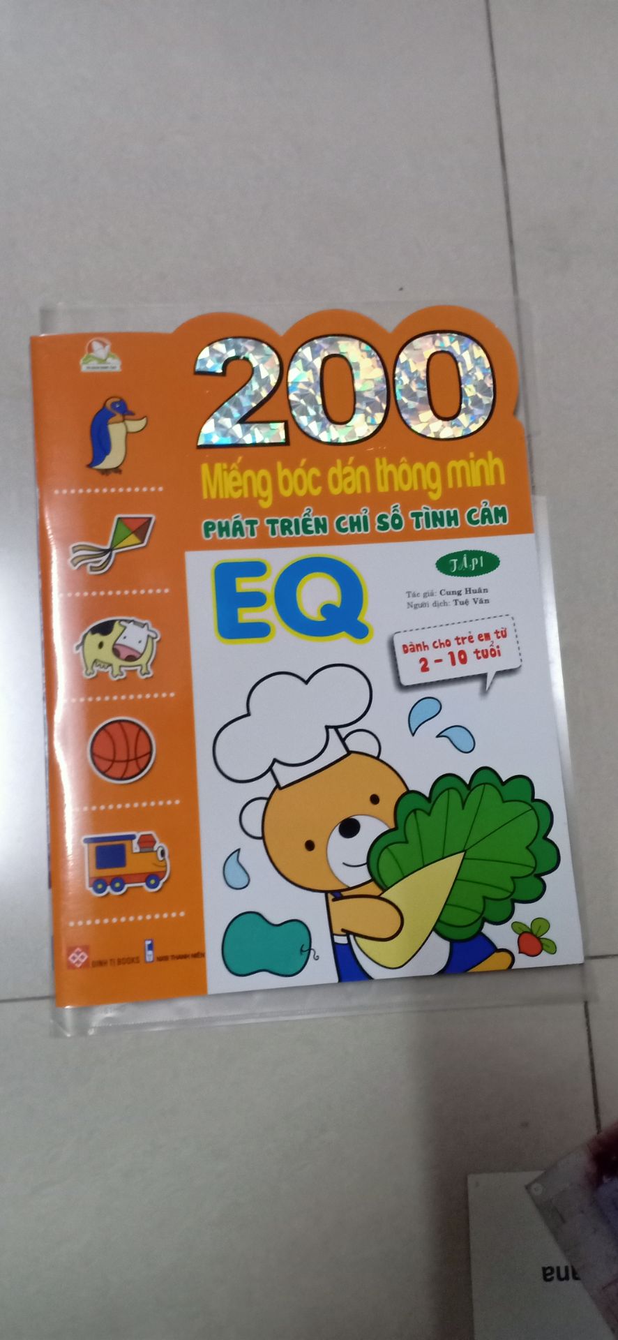 Cuốn sách to gần bằng tờ A4. Giấy dày đẹp, các hình bóc dán đẹp dễ gỡ, bé nhà tôi rất thích.