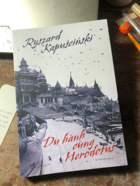 sách hay lắm aaaaaa. đọc một quyển mà như đọc hai vì tác giả có những trích đọc, phân tích khá hay về quyển Sử kí của Herodotus. bản dịch của Thái Linh cũng xuất sắc không kém.