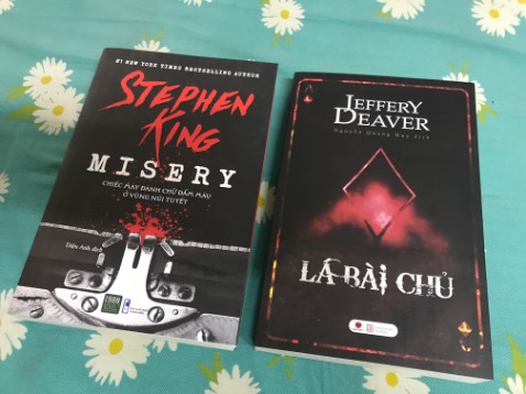 Jeffery Deaver là độc nhất vô nhị với những cuốn trinh thám viết về khoa học hình sự và phân tích hiện trường. Các nhân vật phản diện trong các tác phẩm của ông đều là những nhân vật kiệt xuất, văn võ song toàn. 

Henry Loving, kẻ phản diện trong tác phẩm này là một kẻ tàn bạo, độc ác nhưng vô cùng thông minh. Kỹ năng moi thông tin, áp đặt, thao túng tâm lý của hắn thuộc dạng siêu hạng. Chắc chỉ có xác chết mới có thể giữ im lặng, chứ người sống mà gặp hân, câm thì cũng phải cố mà trình bày, không thì sống không bằng chết.

Mấy cao thủ mê game nhập vai, thích trời đen đỏ với bài bạc cờ quạt mà đọc quyển này chắc đọc quên thời gian. Đã lắm.

Đặc vụ Corte sẽ phải đối mặt với Loving trong 1 trận chiến cân não, không khoan nhượng, cực kỳ tàn khốc và…không có kết quả hoà. Lá bài của bạn có thể lại là kẻ đưa tin, chỉ điểm của người kia, nhân vật nào cũng có thể là Lá Bài Chủ của người này hoặc người kia. 

Như Binz từng nói: “trai hư anh không phải diễn, nhưng trai tốt anh phải vào vai.”. Phải hư hỏng, đủ từng trải mới đủ trình nắm được Lá Bài Chủ.