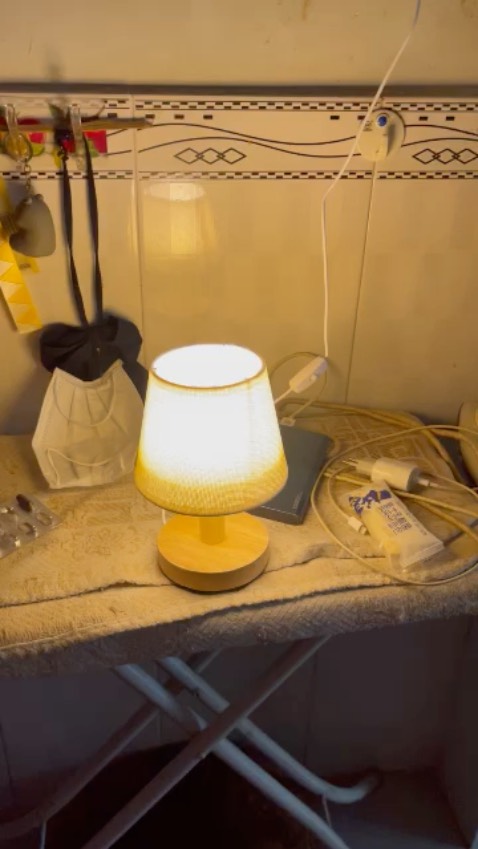 Đèn đẹp, nhỏ xinh, cắm bằng cổng sạc usb tiện lợi lắm ạ. Đã thế shop còn rất nhiệt tình, giao nhanh, đóng gói cẩn thận