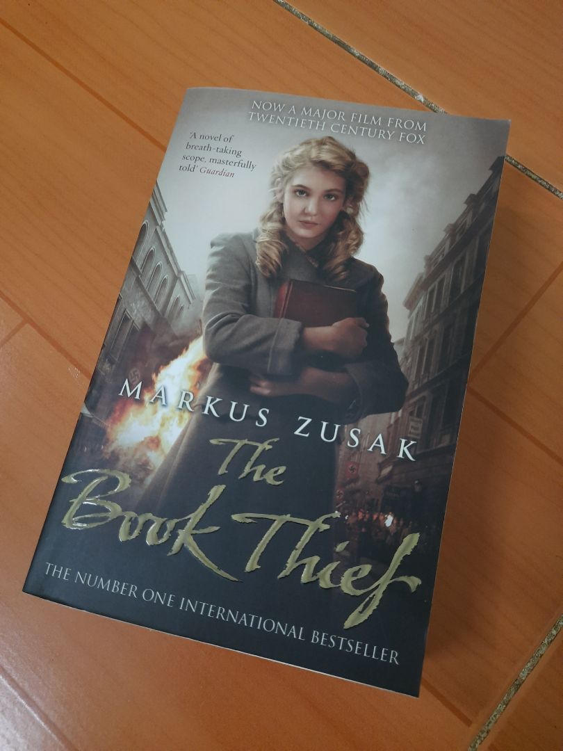 Bị hấp dẫn bởi bìa sách.Về nội dung, do mình chưa đọc xong nên chưa đánh giá phần này được. Sách xuất bản nhiều năm trước nên vài trang gần bìa có hiện tượng ố vàng chút. Do có khuyến mãi nên cũng chấp nhận được. Sách cầm rất nhẹ tay và là một trong những cuốn sách ngoại văn đầu tiên mình mua nên cũng khá thích nó.