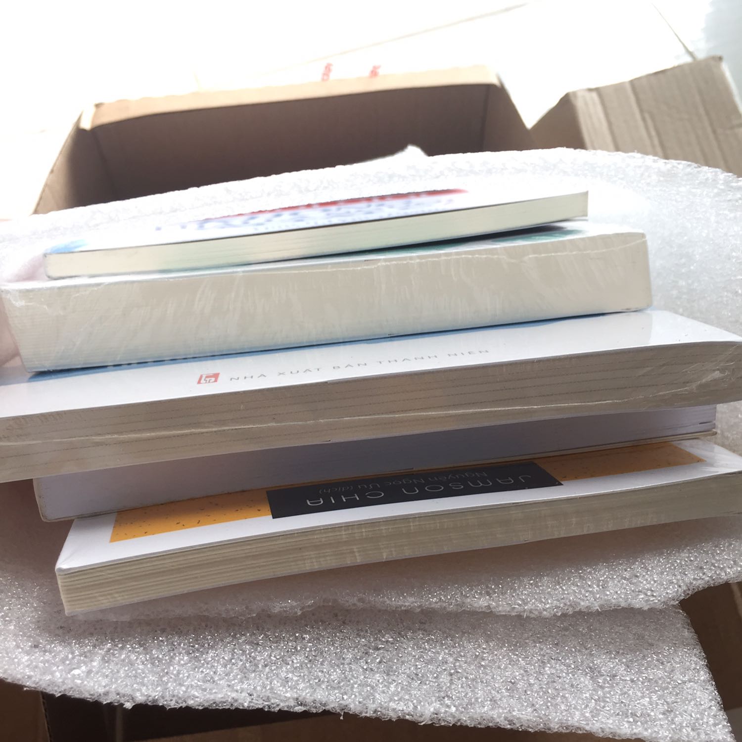 Dạo Tiki thấy sale rẻ quá nên gom hàng :)) giao hàng đúng hẹn, sách được đóng gói cẩn thận, có 3 cuốn được bọc giấy kính nữa ^^