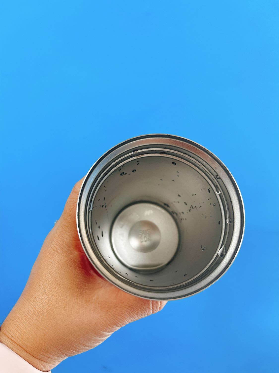 Một trong những chiếc ly mình yêu Thích 
Màu: hồng phấn cho cô nàng hơi thor
Đáy ly có cao su chống trượt 
Ron cao su làm nước ko rò rỉ ra khi nghiên
Thiệt là hài lòng vs item này! 
Nên mua nghen!