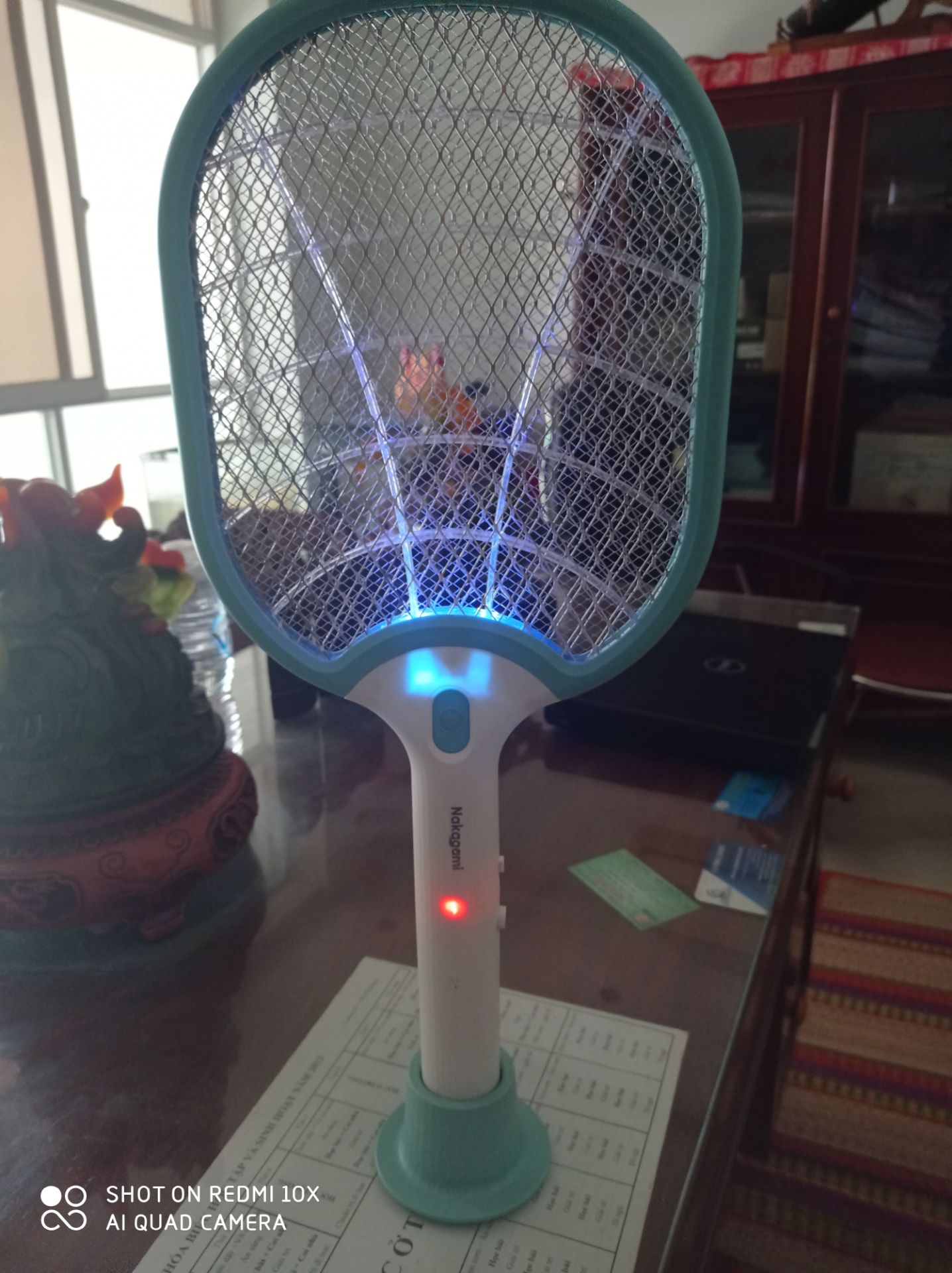 Giao hàng nhanh nhưng sản phẩm dùng không được . Mua 2 vợt bắt muỗi cả 2 đều kgoong dùng được, không bắt được mũi dù đèn vẫn sáng. Đề nghị đổi lại sớm. Cảm ơn.