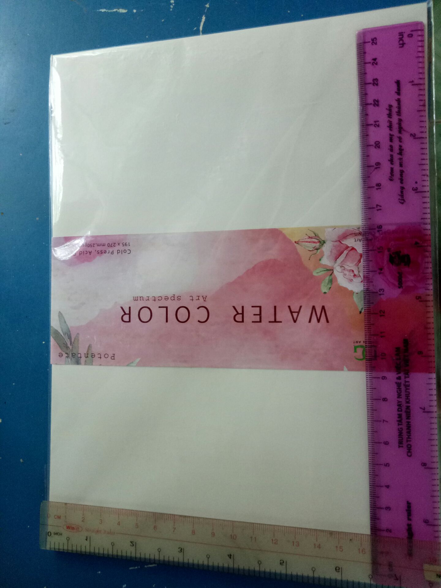 giấy tô không bị rợp,  mới tô màu chì thôi chứ chưa thử màu nước