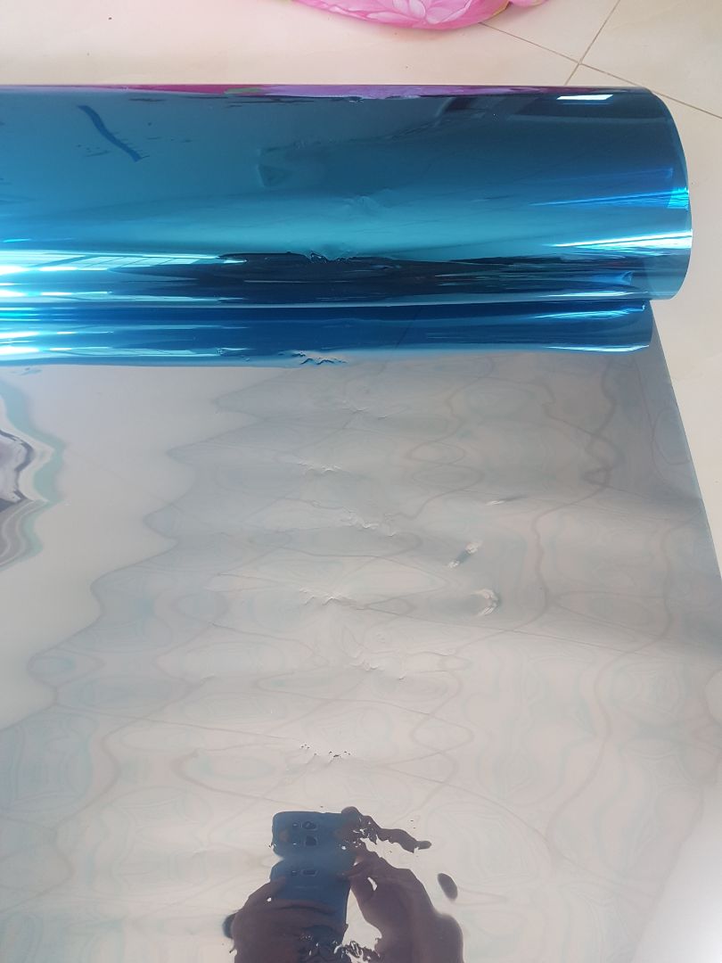 hàng bị gấp lại, dán lên kính keo k phẳng nỗi, co dấu gấp