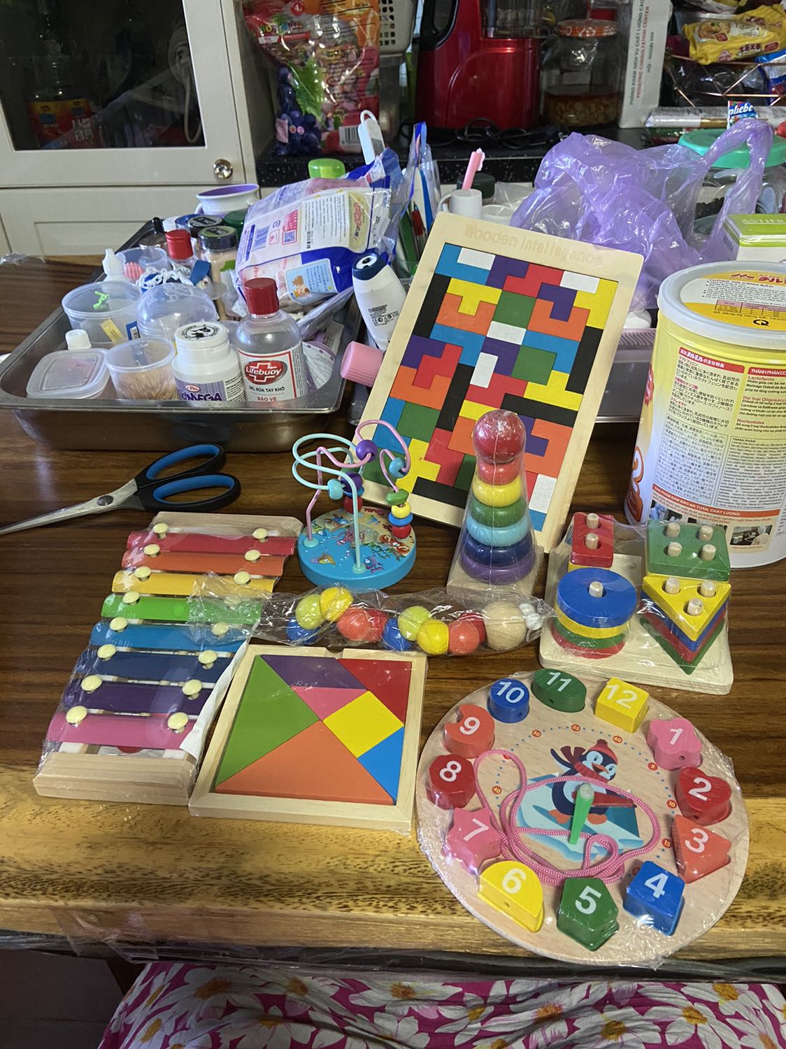 Đóng gói khá là sơ sài, các sản phẩm được cố định bằng băng keo dán thẳng lên hộp và màng bọc của sản phẩm luôn. Một số cái hơi dơ nhìn như mối mọt và có cái bị tróc sơn nữa.