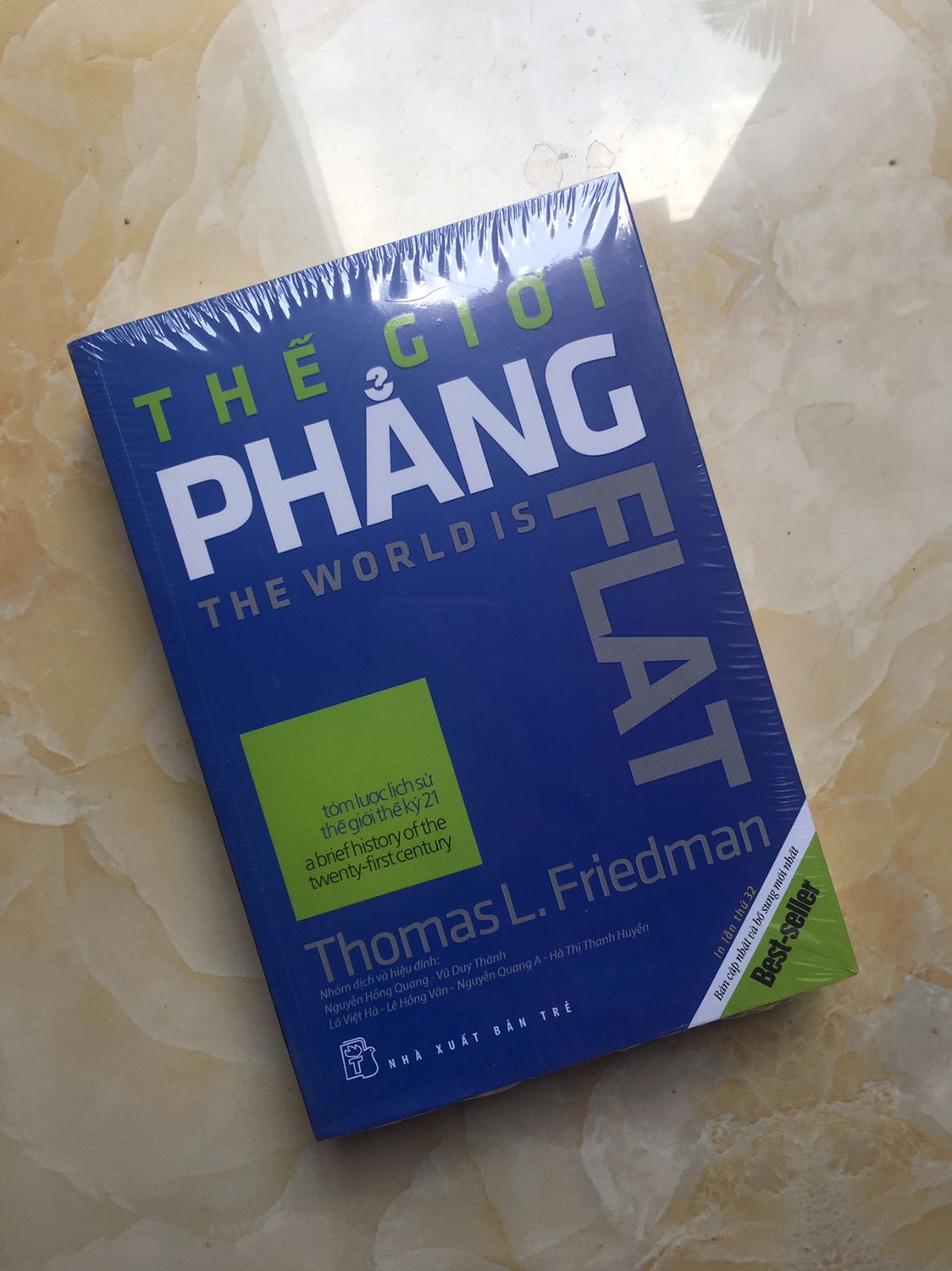 Sách dày đến ấn tượng luôn ạ. Mặc dù giao muộn 2 ngày so với dự kiến nhưng bù lại là sách được bọc rất kĩ càng. Mua sách trên tiki thì lúc nào cũng yên tâm hết.
Về nội dung thì mình chưa đọc kĩ, mới đọc thử vài trang và cảm thấy khá cuốn hút, bản dịch cũng tương đối dễ hiểu và thuần Việt. Sẽ cố gắng nghiên cứu thật kĩ cuốn này bởi cái tư duy lạ của tác giả - Thế giới này PHẲNG.