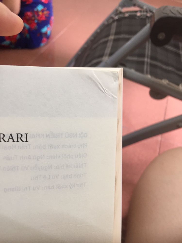 Sách có bọc seal mà sao lại bẩn với móp góc như z ạ :((( buồn