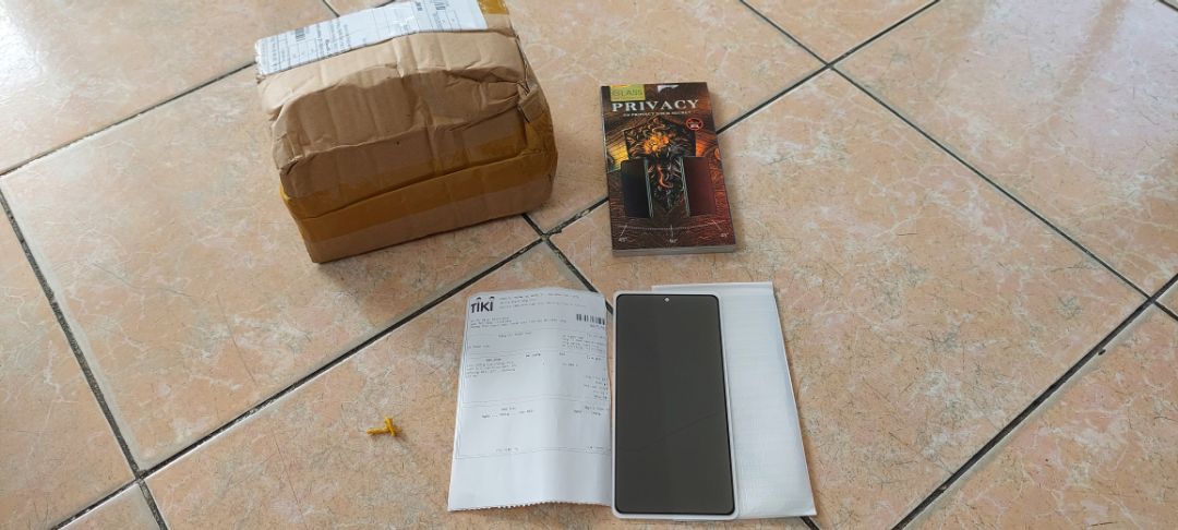 Hộp hàng móp méo, mở ra thì kính cường lực bị vỡ. Yêu cầu đổi lại hàng