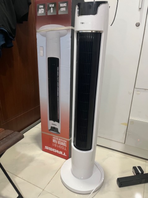 Mình thấy quạt rất đẹp, chân đế cũng chắc chắn. Xem một số review thấy chê quạt yếu không mát. Mình mở mấy mức cao quạt lạnh nổi da gà lên luôn ấy chứ.