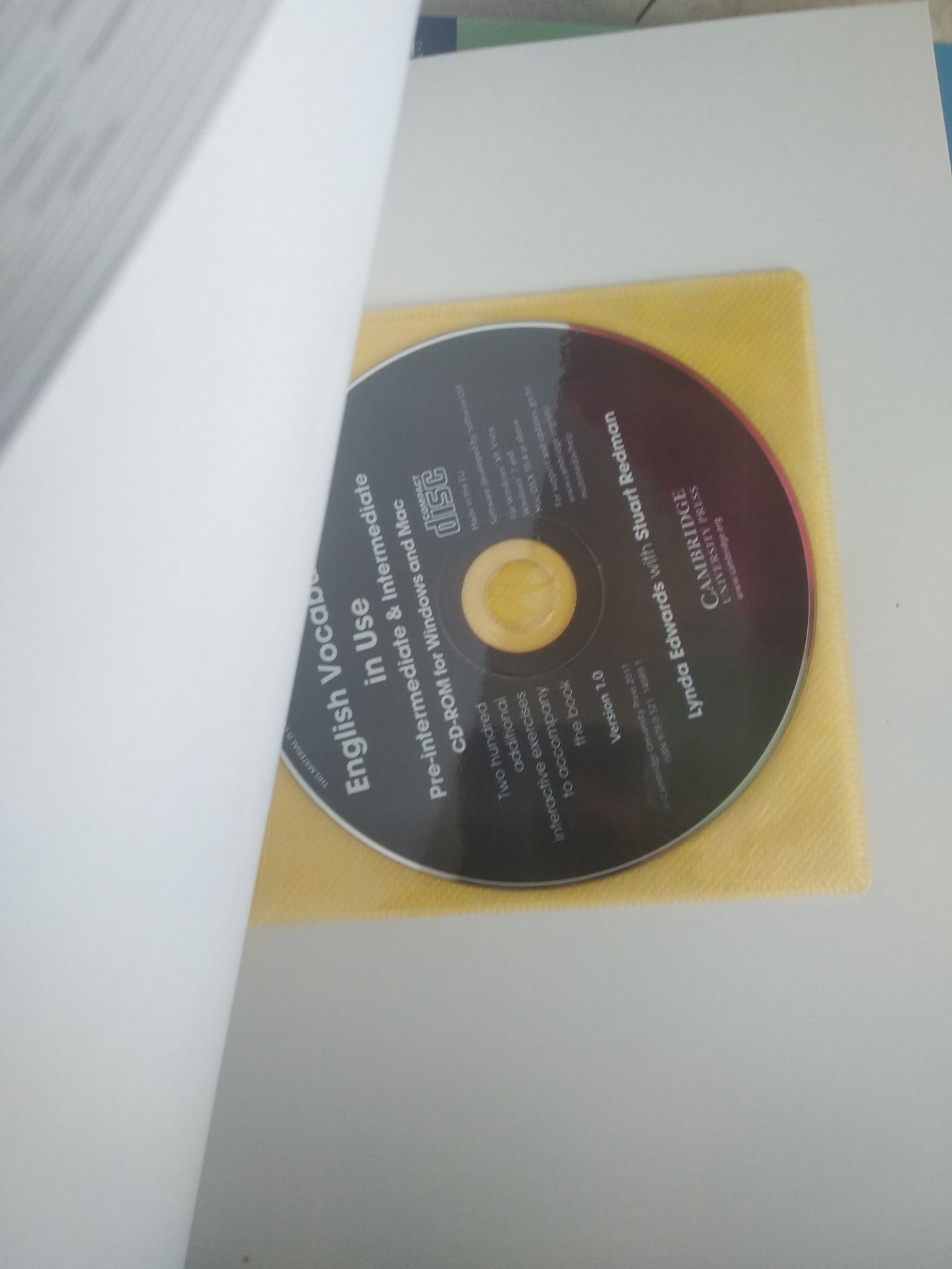 Giấy in đẹp, đầy đủ CD ( nhưng k biết lấy file nghe ở đâu )
bạn nào tự học IELTS mà ở tầm B1 với B1+ nên mua nhé 
sách khá dày, có phụ lục rõ ràng
giao hàng nhanh 
giá hơi mắc xí 😖