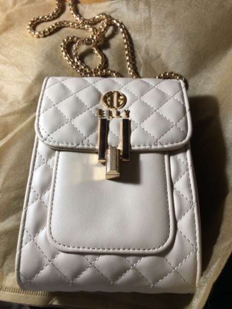 Túi đẹp, nhưng giống hàng để lâu, có một số vết xước nhẹ nhưng không đáng kể. Giao hàng khá lâu