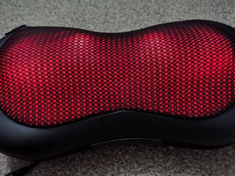 Mình nhận được hàng rồi nhé! Đầy đủ các phụ kiện, còn có cả thư cảm ơn nữa (thích quá!!!) Mấy cái đầu cắm sạc thì vô điện, nút ấn cũng không có gì hết. Gối nằm vừa êm vừa nhẹ, con quay khoẻ vẫn xoay bình thường mặc dù mình ngồi dè hẳn lên nó. Đèn hồng ngoại tốt, không quá nóng nói chung là dùn rất thích. Dịch vụ vận chuyển thì bên tiki không cần phải bàn, giao hàng nhanh, hộp còn nguyên không bị bẩn hay nhàu như bên khác. Mình cảm ơn shop nhé!