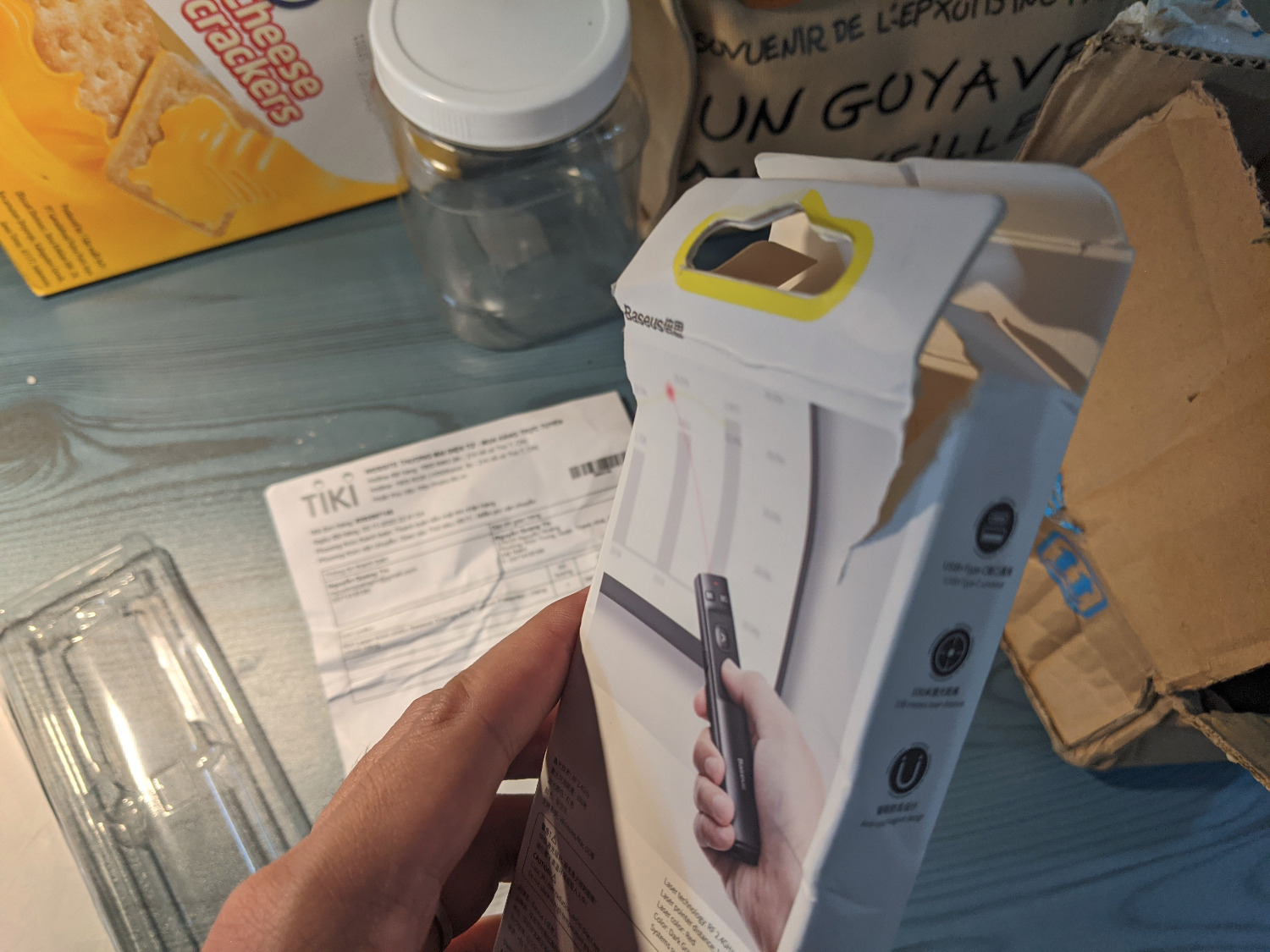 Tôi mua và nhận hàng vào ngày 6/11/2020. Sản phẩm có hình dạng như mô tả nhưng không có chức năng nào hoạt động. Laser hoặc các nút bên trong. Ngày 7/11 tôi gọi xin đổi trả sản phẩm. Ngày 8/11/2020 Tiki nhận hàng để kiểm tra. Hôm nay 17/11/2020 họ gửi trả lại sản phẩm y như cũ với package nhàu và móp méo. Tôi không biết là bên bán hàng có kiểm tra lại sản phẩm không hay chỉ làm cho vui. Thật là tốn thời gian.