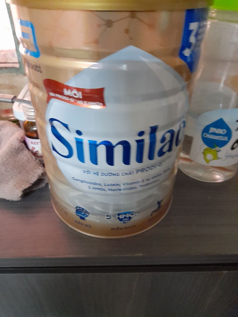 mình mua 2 hộp pha cho bé uống hộp đầu ko có vấn đề gì. Tới hộp thứ 2 chắc là bị giả nên bé bị tiêu chảy mỗi khi uống xong sữa. Đề nghị tiki xem lại nguồn gốc hàng hóa lại và cho mình biết kết quả. Chứ 1 hộp sữa cũng 7 8 trăm ngàn lương công nhân cũng khó khăn mà ráng mua cho con loại tốt gặp cảnh này thì làm sao? Bé tiêu chảy đến mún loét mông lun á. Sau đó ngưng uống hộp đó mình mua hộp khác cho bé ở cửa hàng bách hóa lại ổn ko bị tiêu chảy nữa.