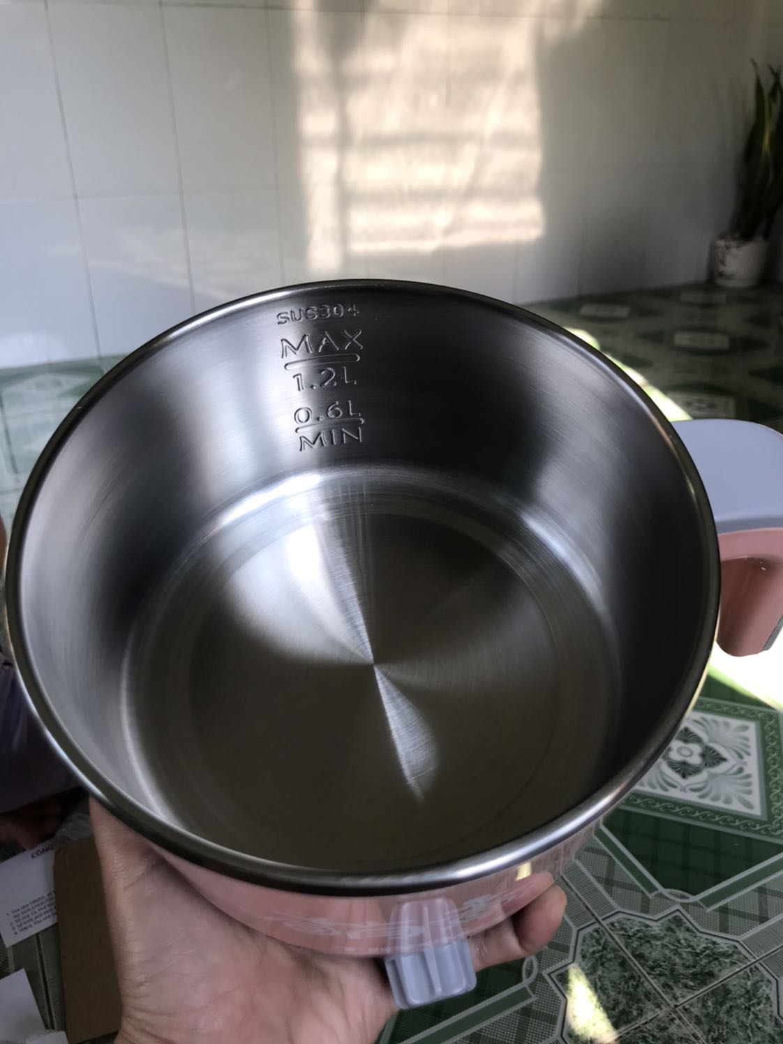 Chọn tới chọn lui chọn e này dù giá tiền mắc gấp đôi nhưng nó có thương hiệu, về chất lượng thì hài lòng tuyệt đối, máy rất xinh, chắc chắn, đầy đủ phụ kiện ,inox 304 dày,nấu nước rất nhanh sôi khoảng 5 phút, Thanks tiki