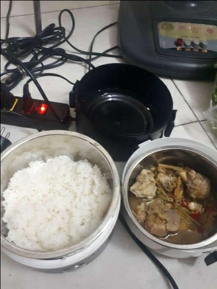 shop đóng gói cẩn thận, giao hàng nhanh, thích nhất điều này. hộp cơm khá xịn sò, phụ kiện đấy đủ. nấu tầm 5 7 phuat là sôi rồi..